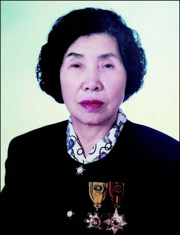 '독립지사 묘지 벌초차량' 사진, 후손의 자랑이 아니라 시민단체의 대리 벌초 표시였습니다 관련 이미지