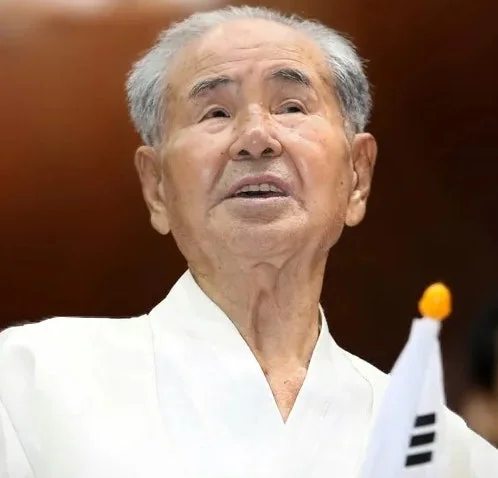 '독립지사 묘지 벌초차량' 사진, 후손의 자랑이 아니라 시민단체의 대리 벌초 표시였습니다 관련 이미지