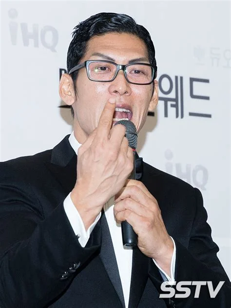 박준형, 가족 사진 공개 — 매체들은 'SNS 캡처'로 보도했으나 원문 링크는 미확인 관련 이미지